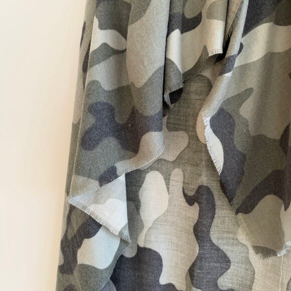 Express Camo Print Fringe Hem Square Wrap Scarf Gray Green One Size - Picture 4 of 6